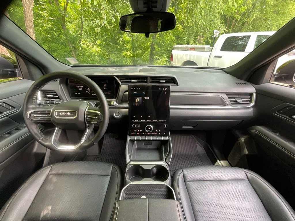 Used 2025 Silver GMC Elevation image 18