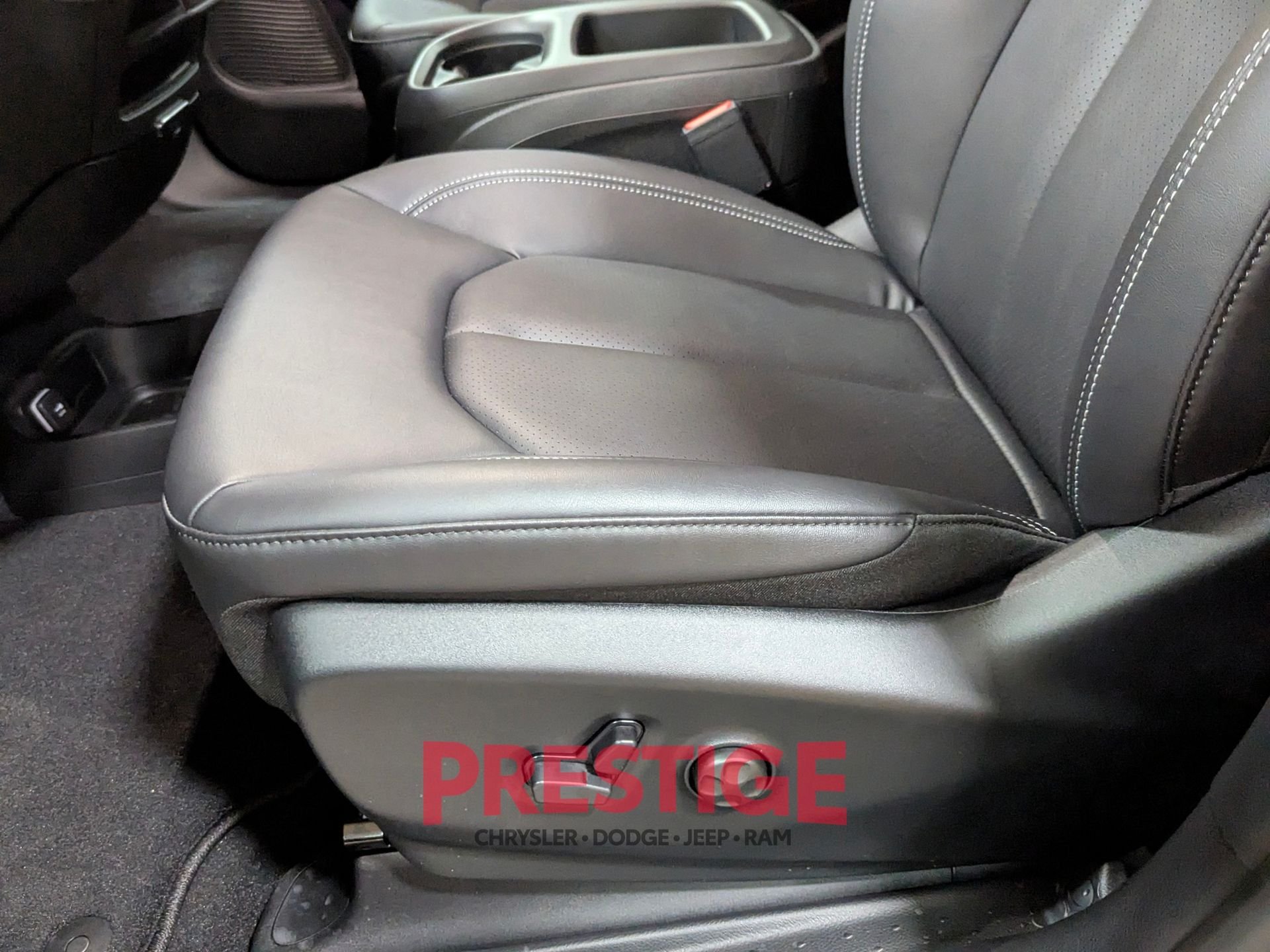 New 2026 Diamond Black Crystal Pearl-Coat Exterior Paint Chrysler Select image 21