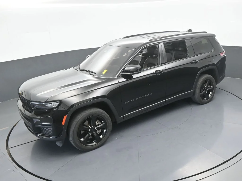 Used 2023 Diamond Black Crystal Pearlcoat Jeep Altitude image 43