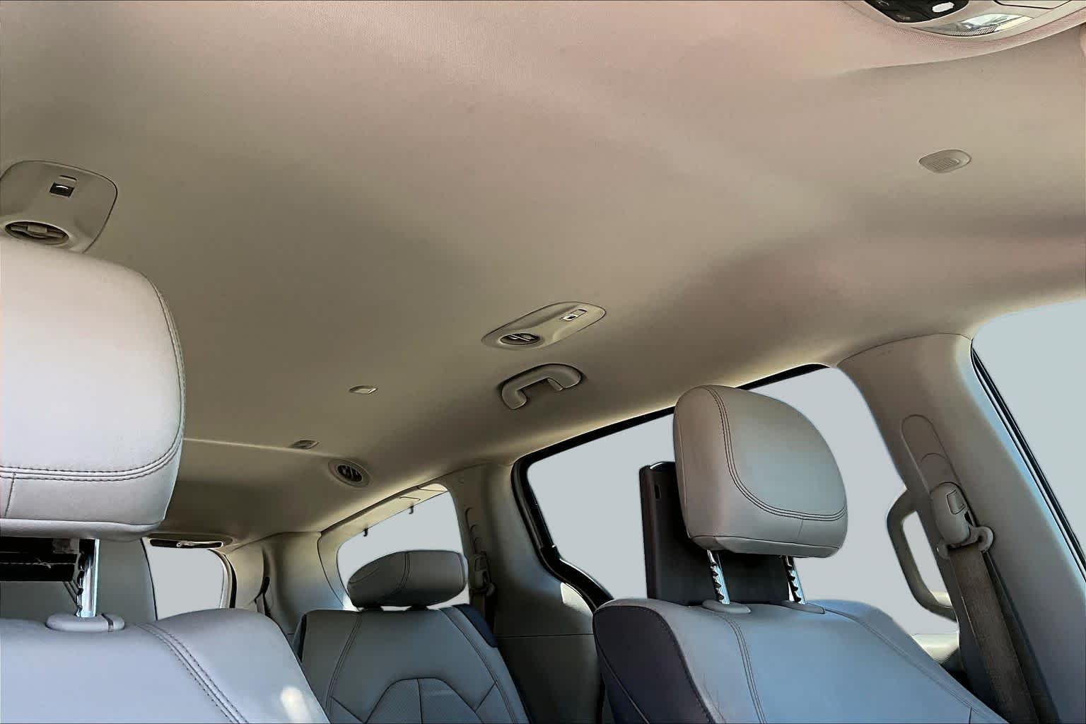 Used 2017 Tusk White Chrysler Touring-L Plus image 12