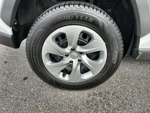 Used 2022 White Toyota LE image 19