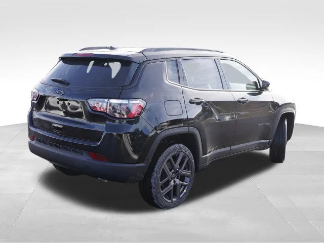 New 2026 Diamond Black Crystal Pearl-Coat Exterior Paint Jeep Limited image 3