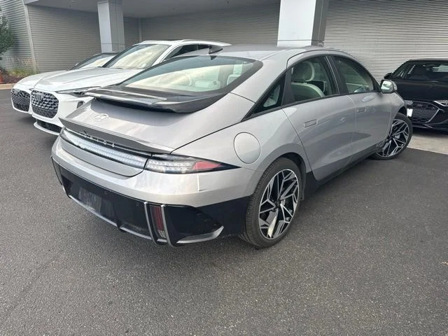 Used 2023 Silver Hyundai SEL image 3
