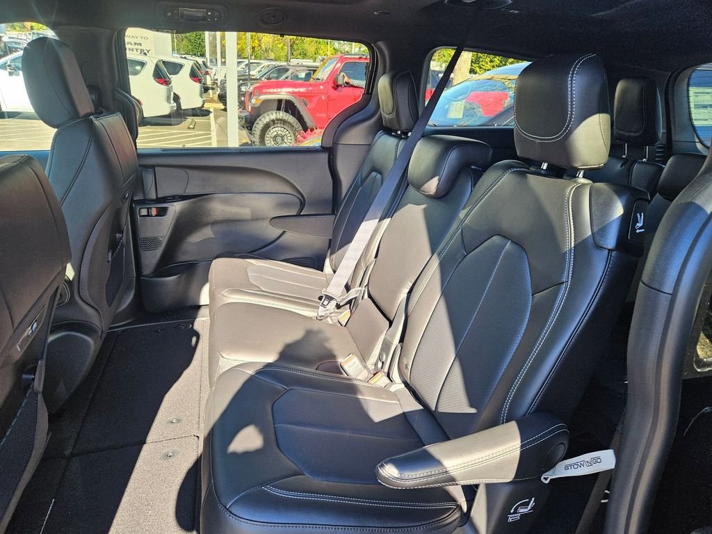 2026 Chrysler Pacifica Select - Photo 15