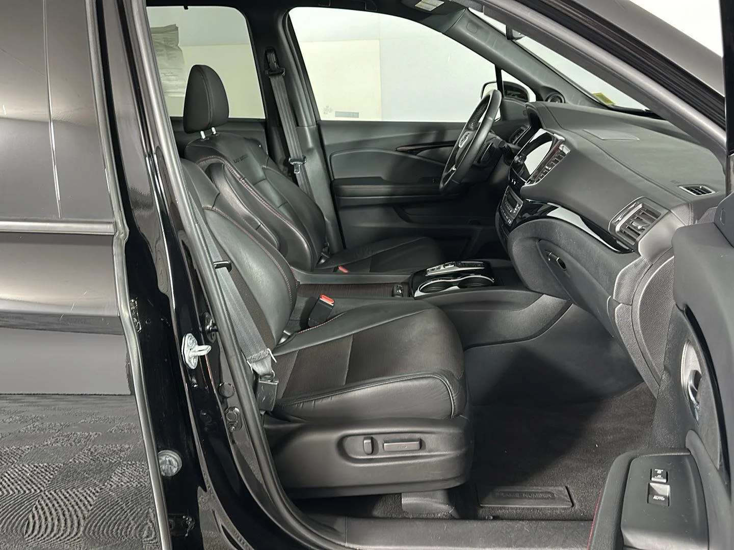 Used 2022 Crystal Black Pearl Honda Black Edition image 32