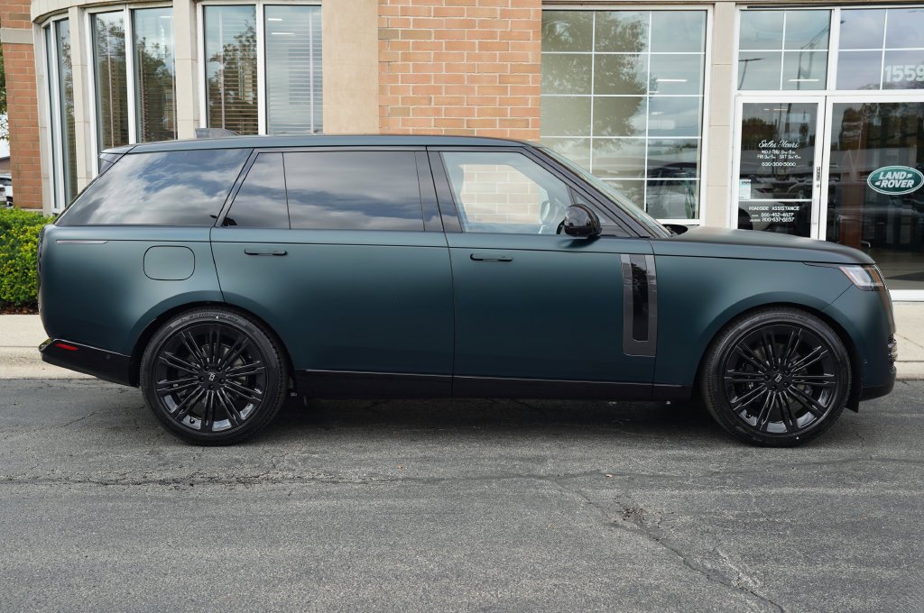 New 2027 British Racing Green Satin Land Rover SE image 7