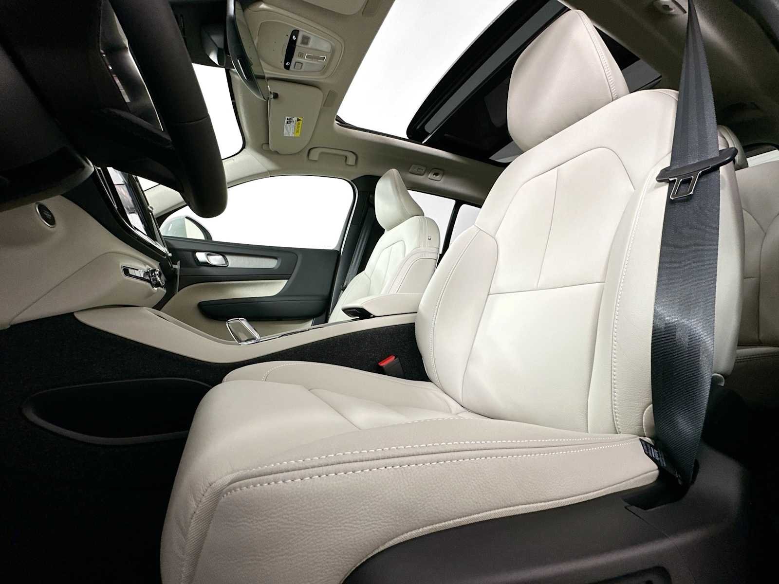 2025 Volvo XC40 Plus - Photo 16
