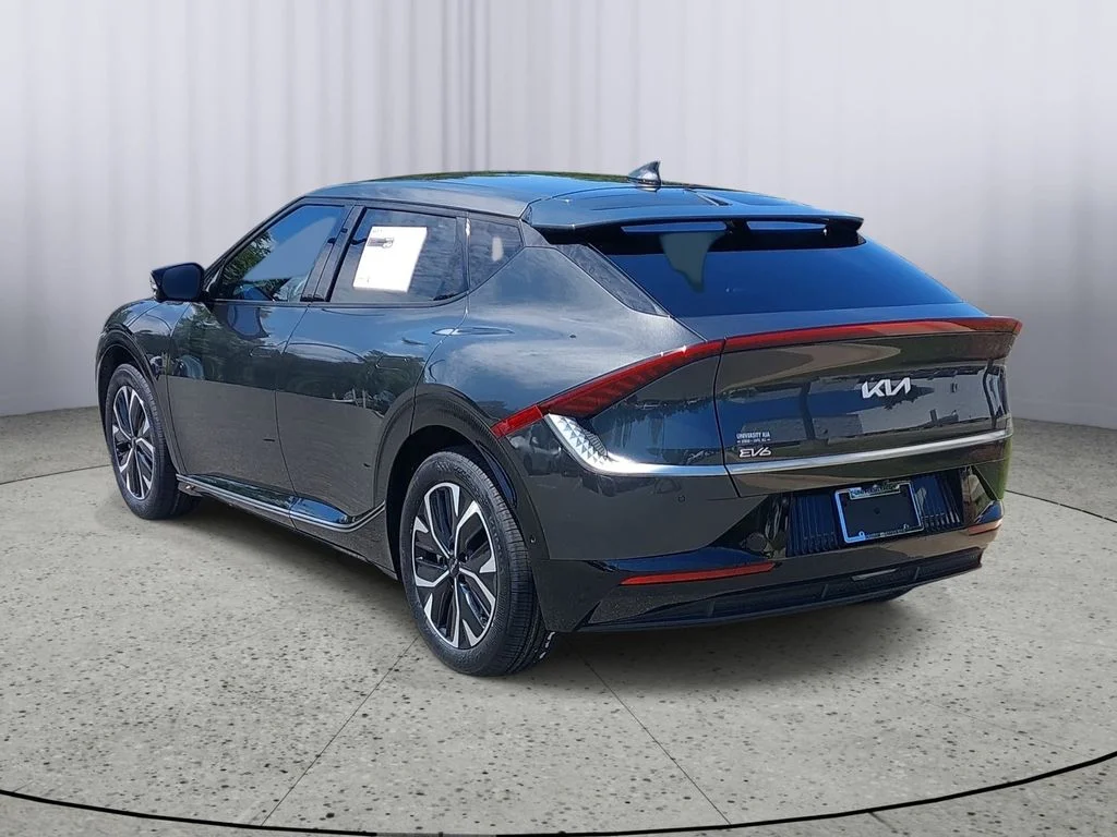 Used 2023 Gray Kia Wind image 5