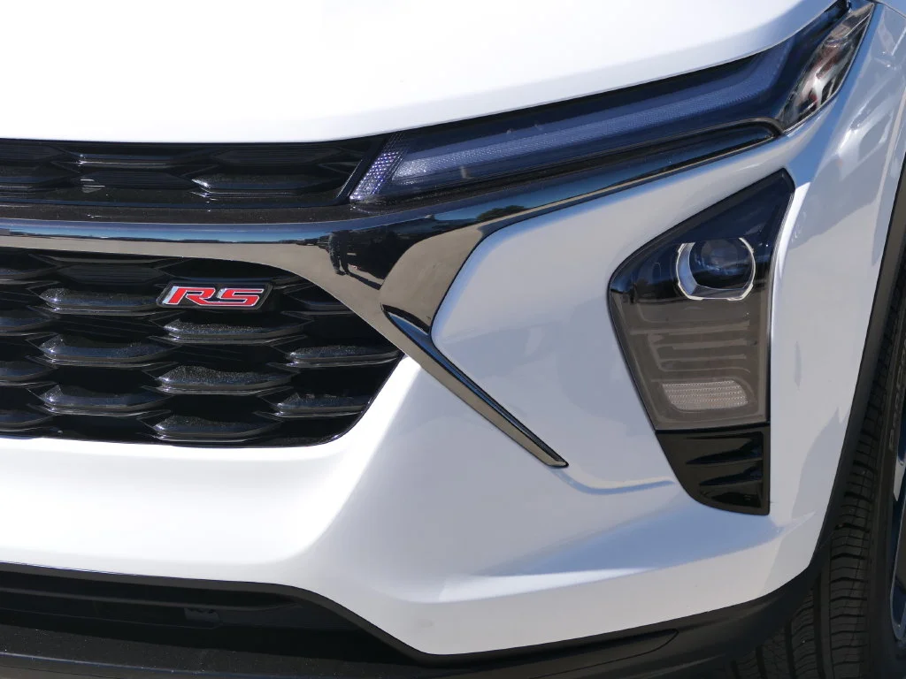 Used 2025 Summit White Chevrolet 2RS image 7