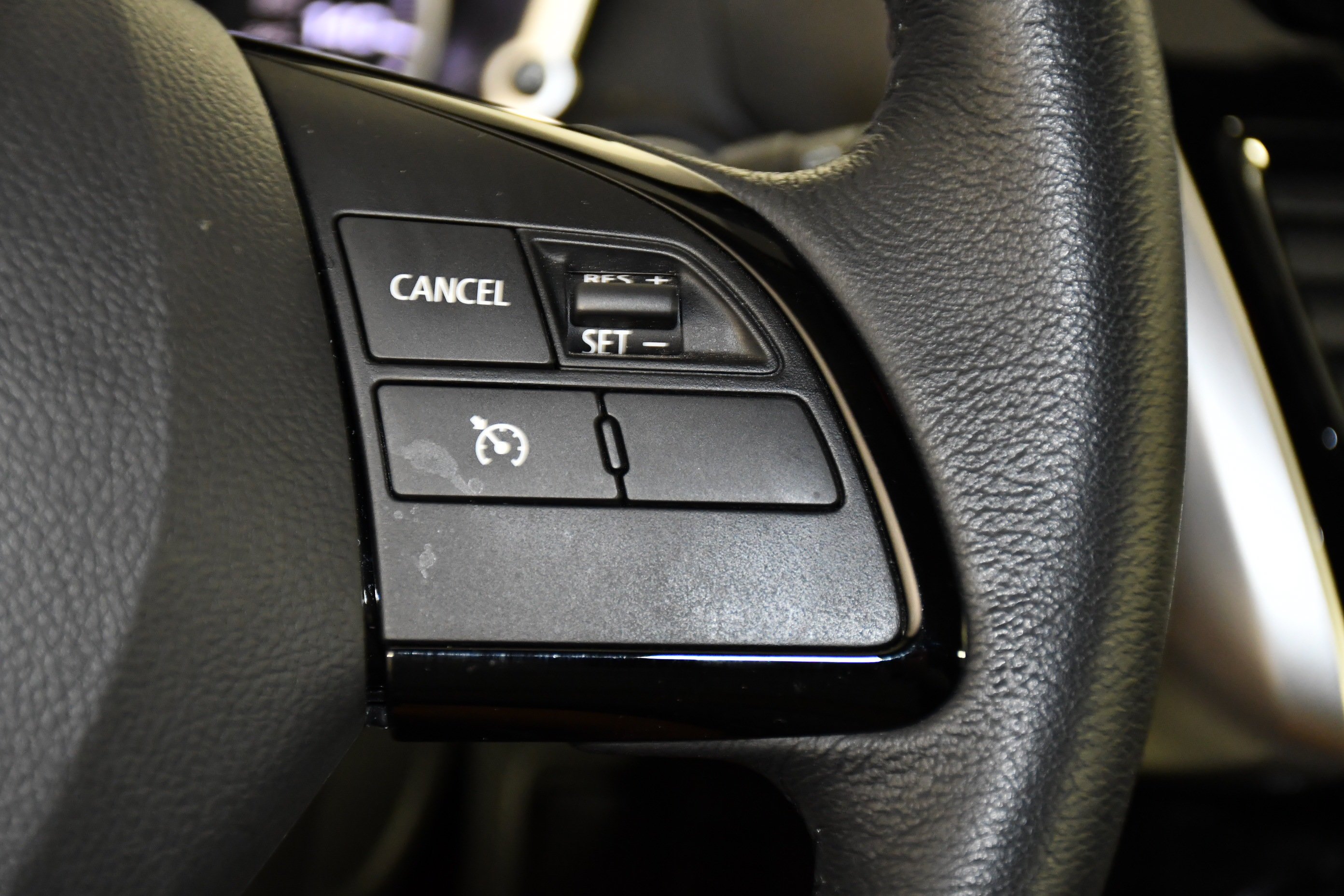 Used 2023 White Diamond Mitsubishi SE image 21