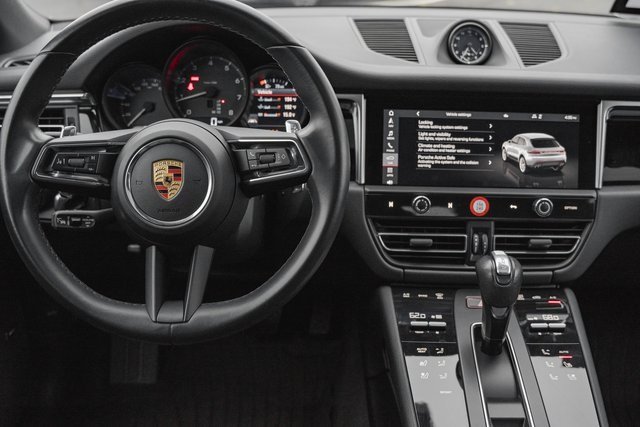 2024 Porsche Macan T photo 4