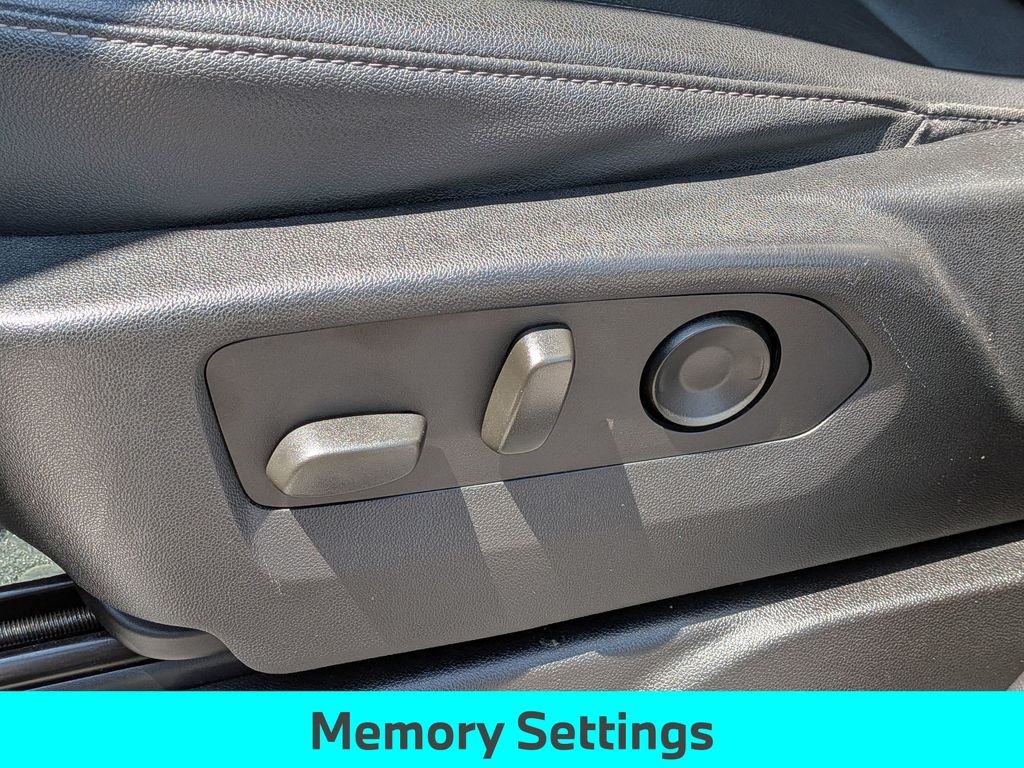Used 2022 Gray Chevrolet Z71 image 17