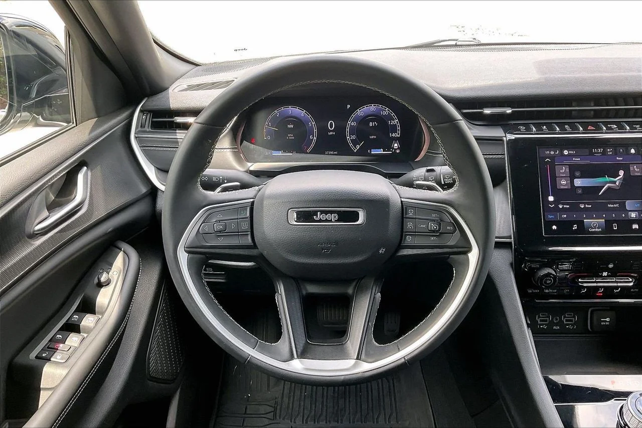 Used 2024 Silver Jeep Altitude X image 10
