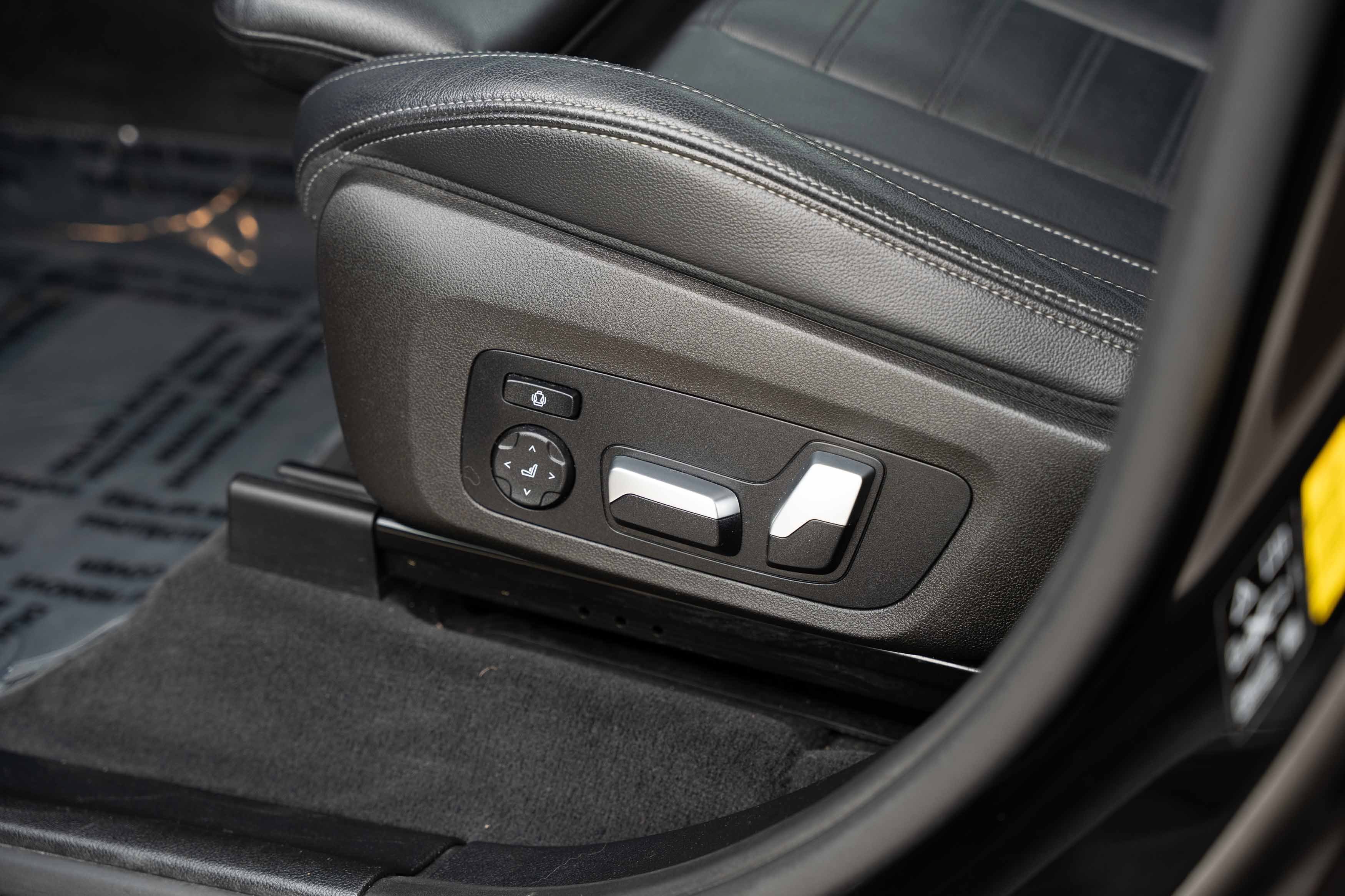 Used 2018 Black Sapphire Metallic BMW xDrive30i image 17