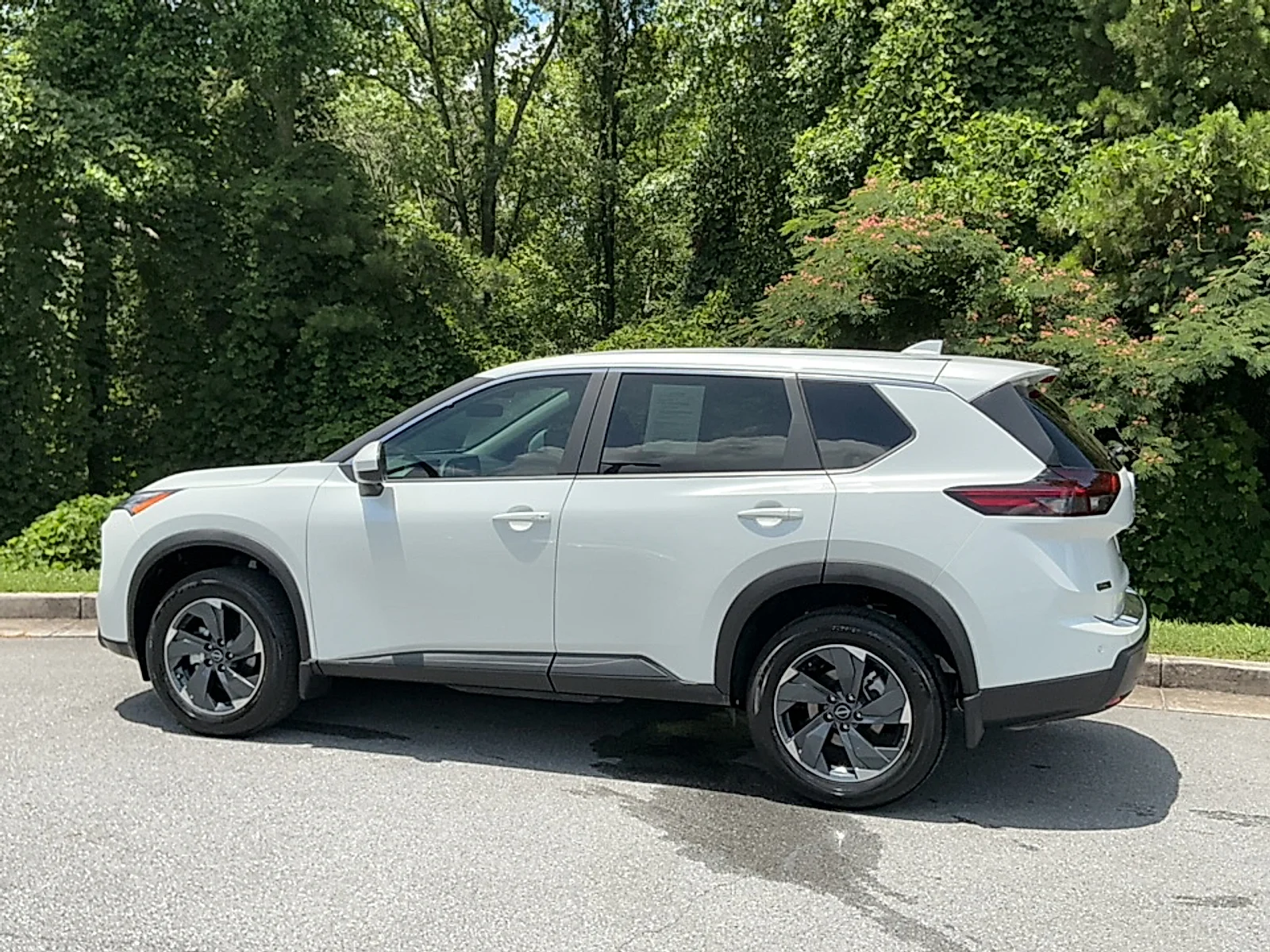 Used 2026 Everest White Pearl Tricoat Nissan SV image 3