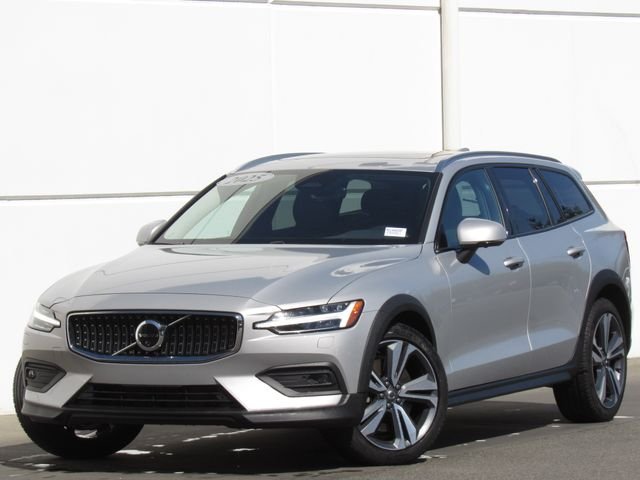 2025 Volvo V60 Cross Country B5 Plus AWD's photo