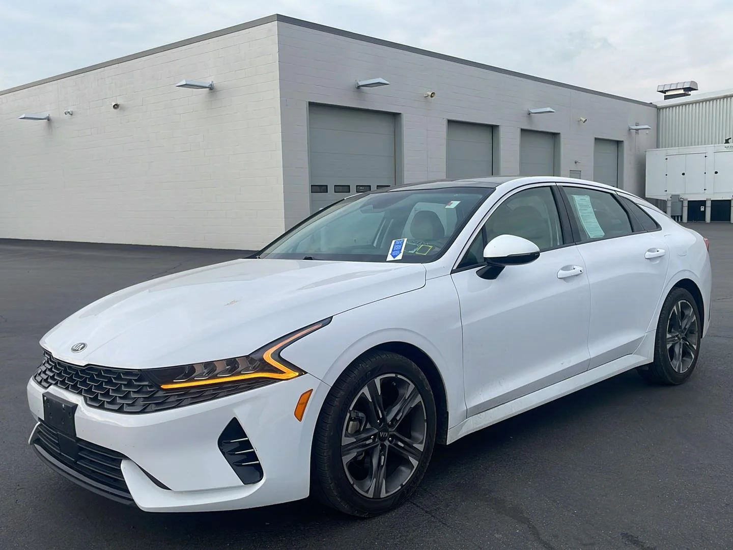 Used 2021 Glacial White Pearl Kia  image 6