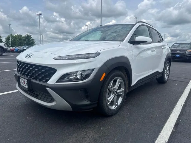 Used 2023 White Hyundai SEL image 2