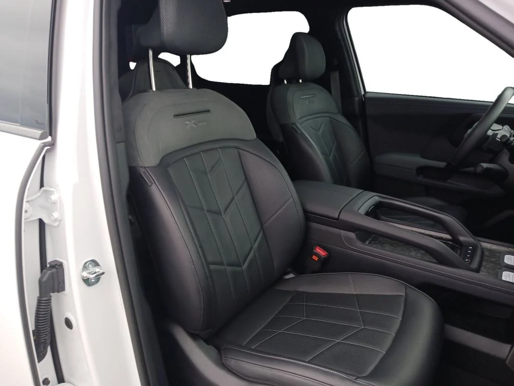 Used 2027 White Kia X-Pro SX-Prestige image 28
