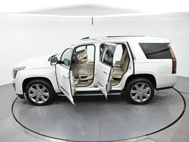 Used 2018 CRYSTAL WHITE TRICOAT Cadillac Luxury image 42