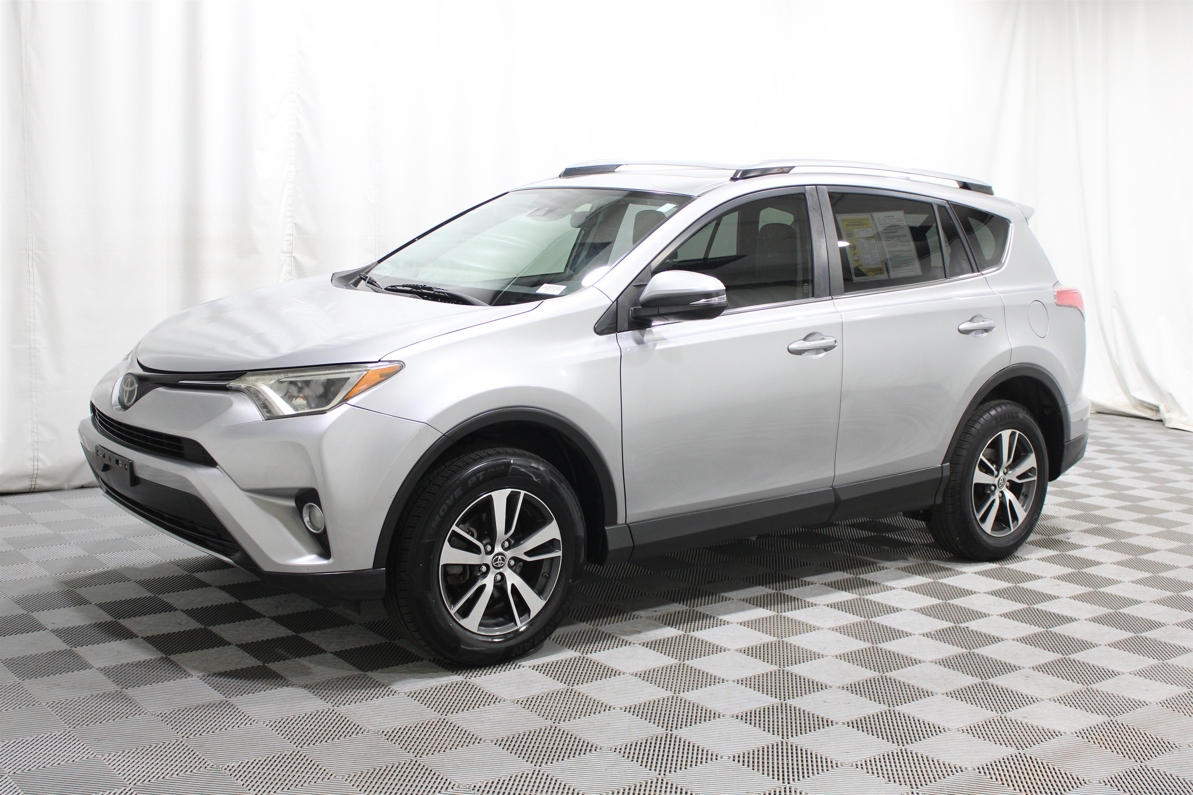 Used 2018 Silver Sky Metallic Toyota XLE image 34