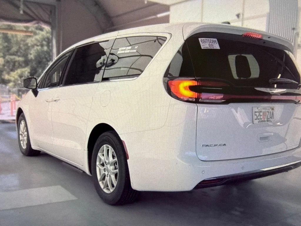 Used 2024 White/off-white Chrysler Touring L image 3