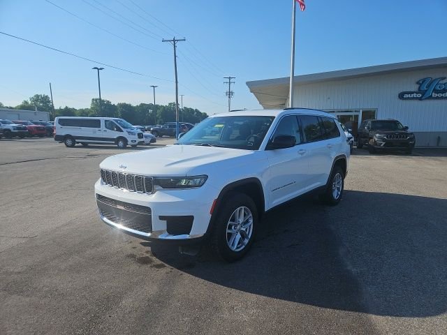 Used 2024 White Jeep Laredo image 2