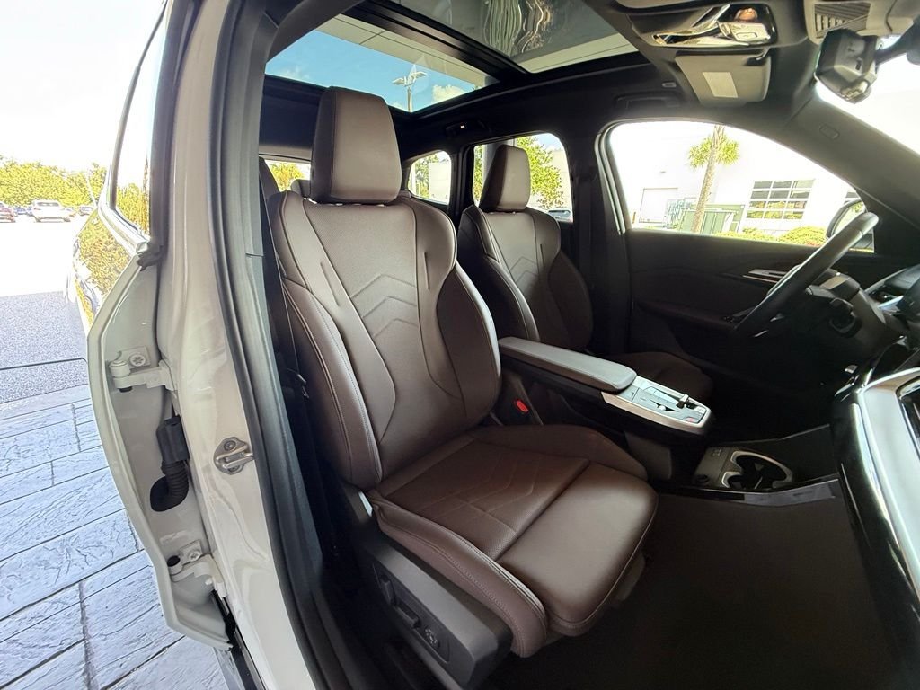 Used 2024 Mineral White Metallic BMW xDrive28i image 23