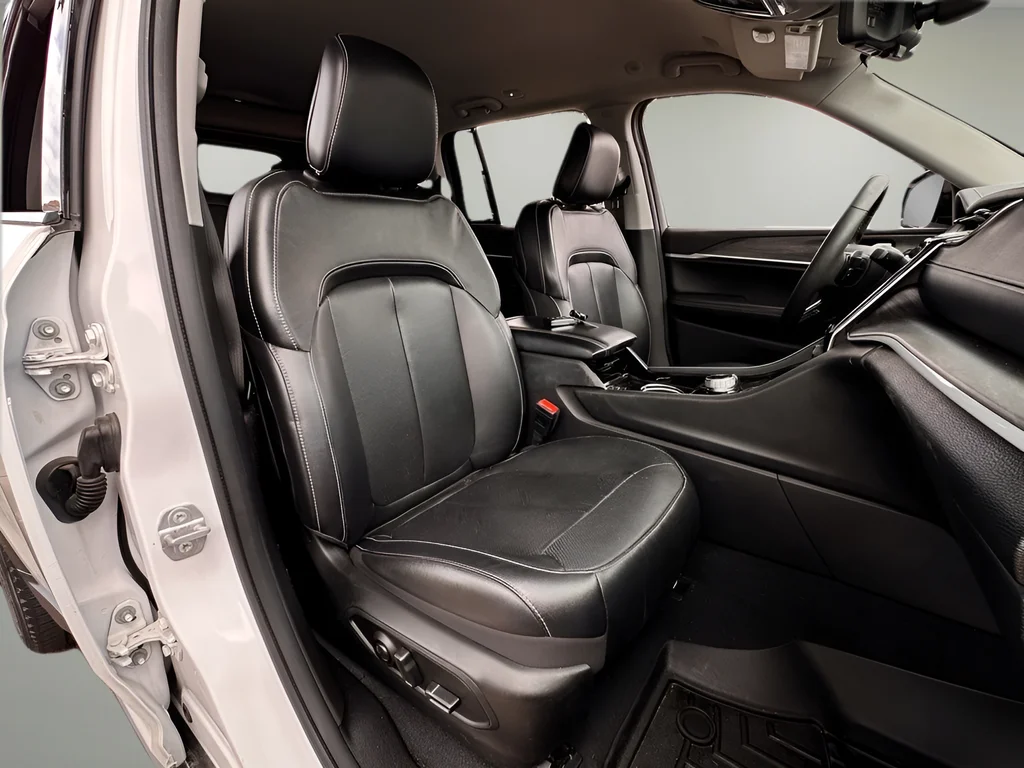 Used 2023 White Jeep Limited image 19