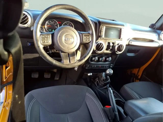 Used 2014  Jeep Sahara image 4