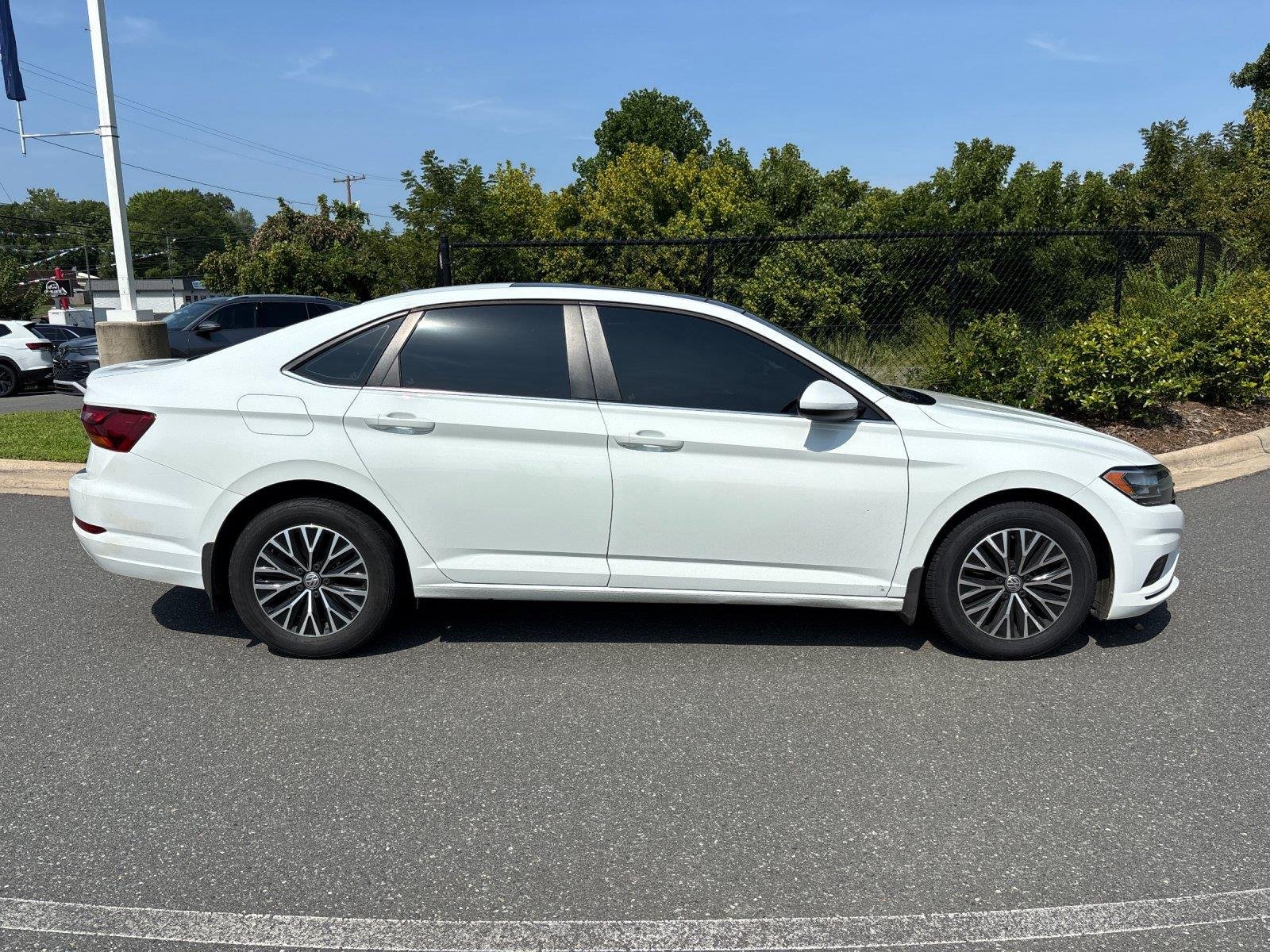 Used 2019 Pure White Volkswagen SE image 6