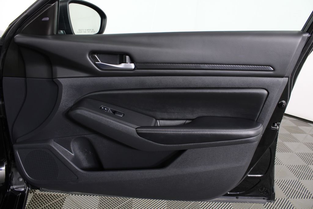 Used 2025 Black Nissan 2.5 SV image 8