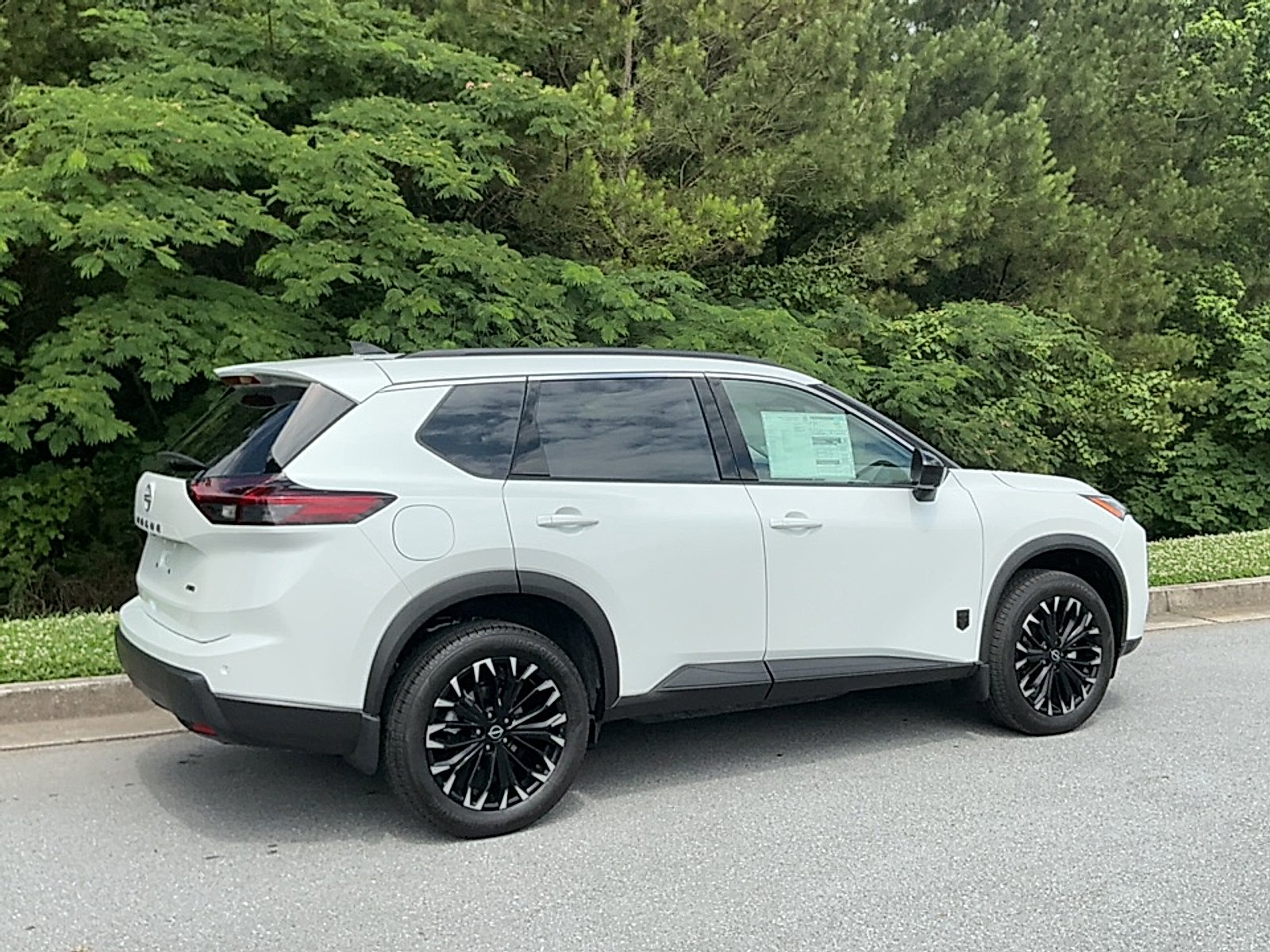 New 2026 Everest White Pearl Tricoat Nissan Dark Armor image 2