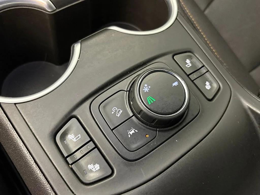 Used 2020 White GMC SLT image 30