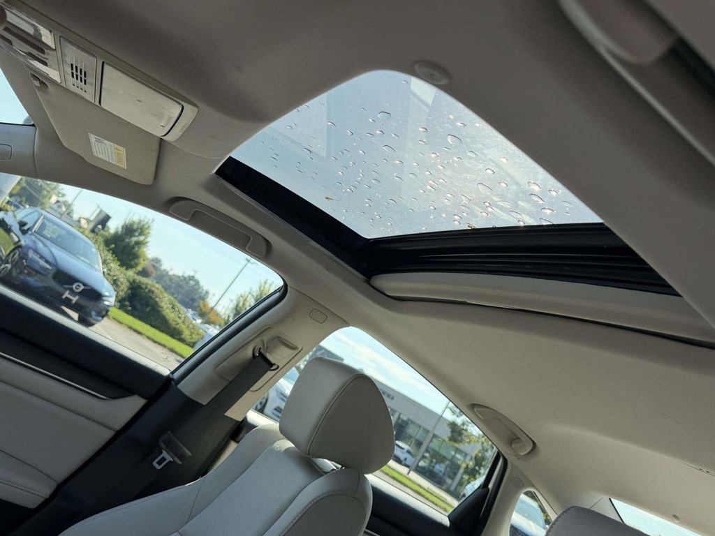 Used 2018 White Honda EX image 17