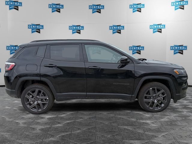 New 2026 Diamond Black Crystal Pearl-Coat Exterior Paint Jeep Limited image 6