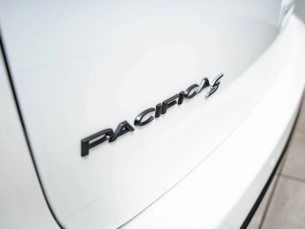 Used 2022 Bright White Clearcoat Chrysler Limited image 16