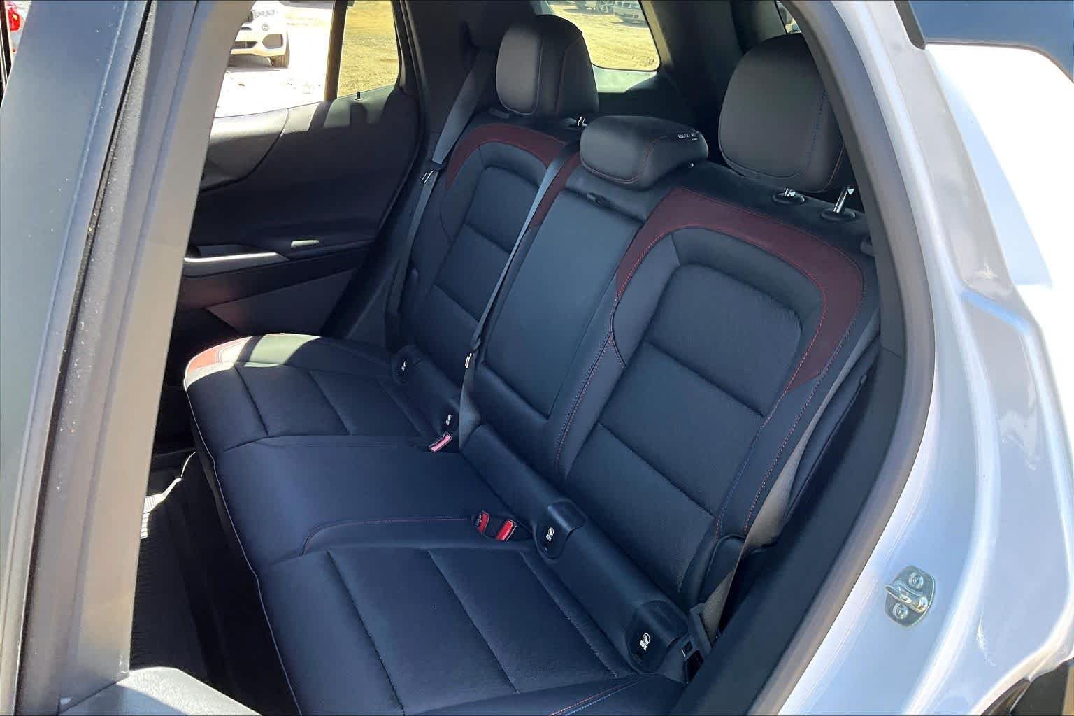 Used 2025 Iridescent Pearl Tricoat Chevrolet FWD RS image 18