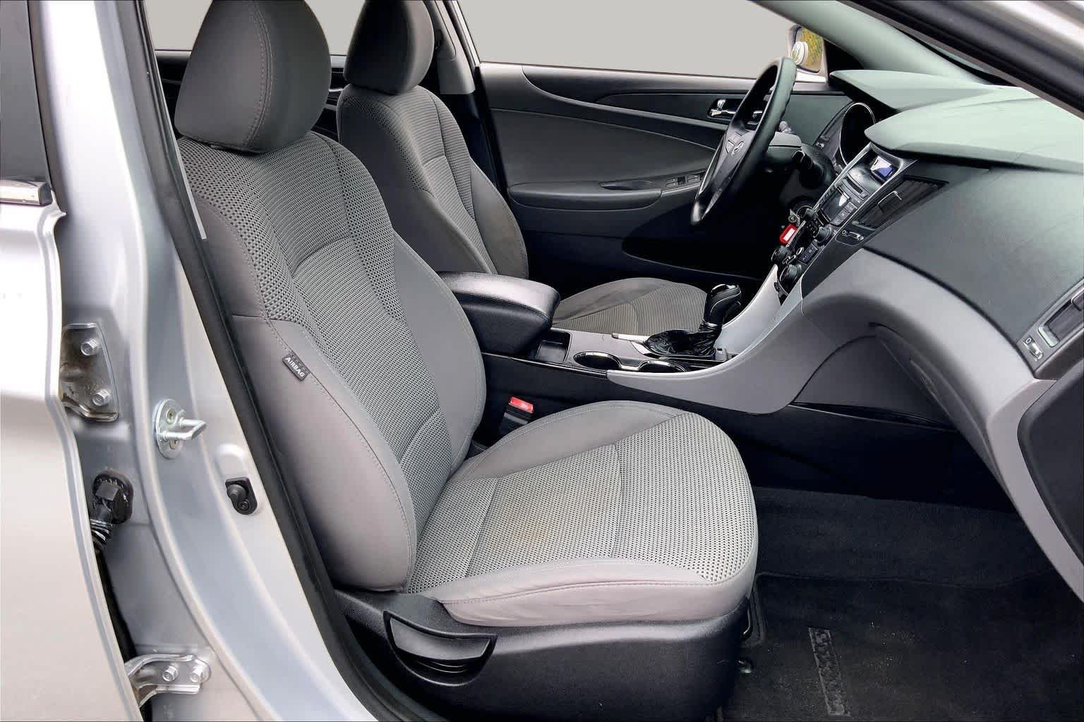 Used 2012 Radiant Silver Hyundai GLS image 9