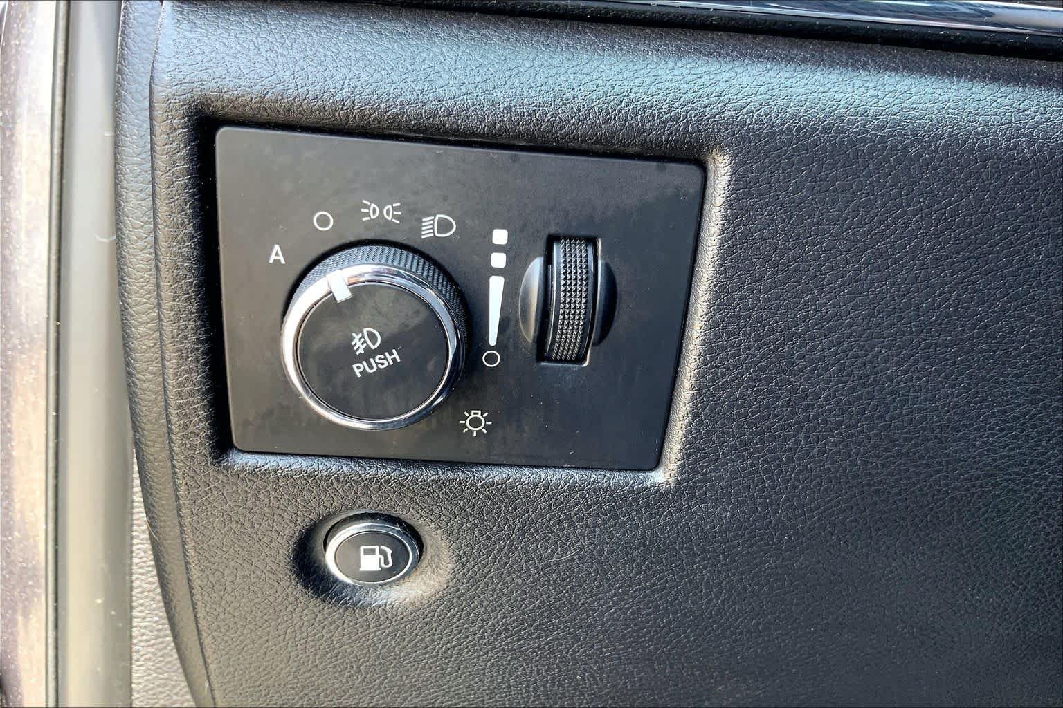 Used 2017 Granite Crystal Metallic Clearcoat Jeep Limited image 33