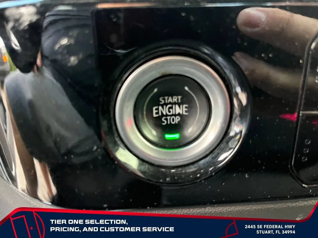 Used 2024 Summit White GMC Elevation image 19
