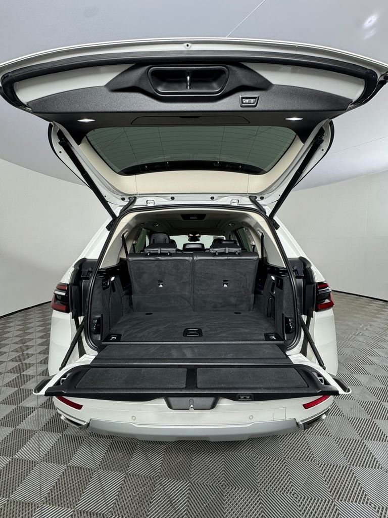 Used 2023 White Metallic BMW xDrive40i image 7