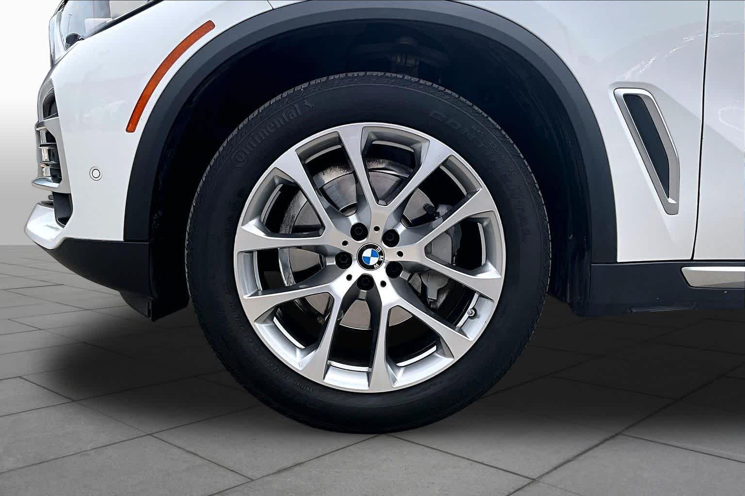 Used 2022 Mineral White Metallic BMW sDrive40i image 11