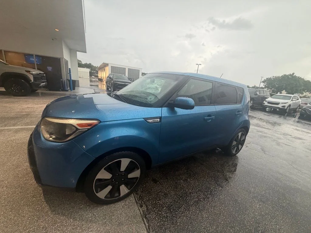Used 2016 Blue Kia Plus image 3