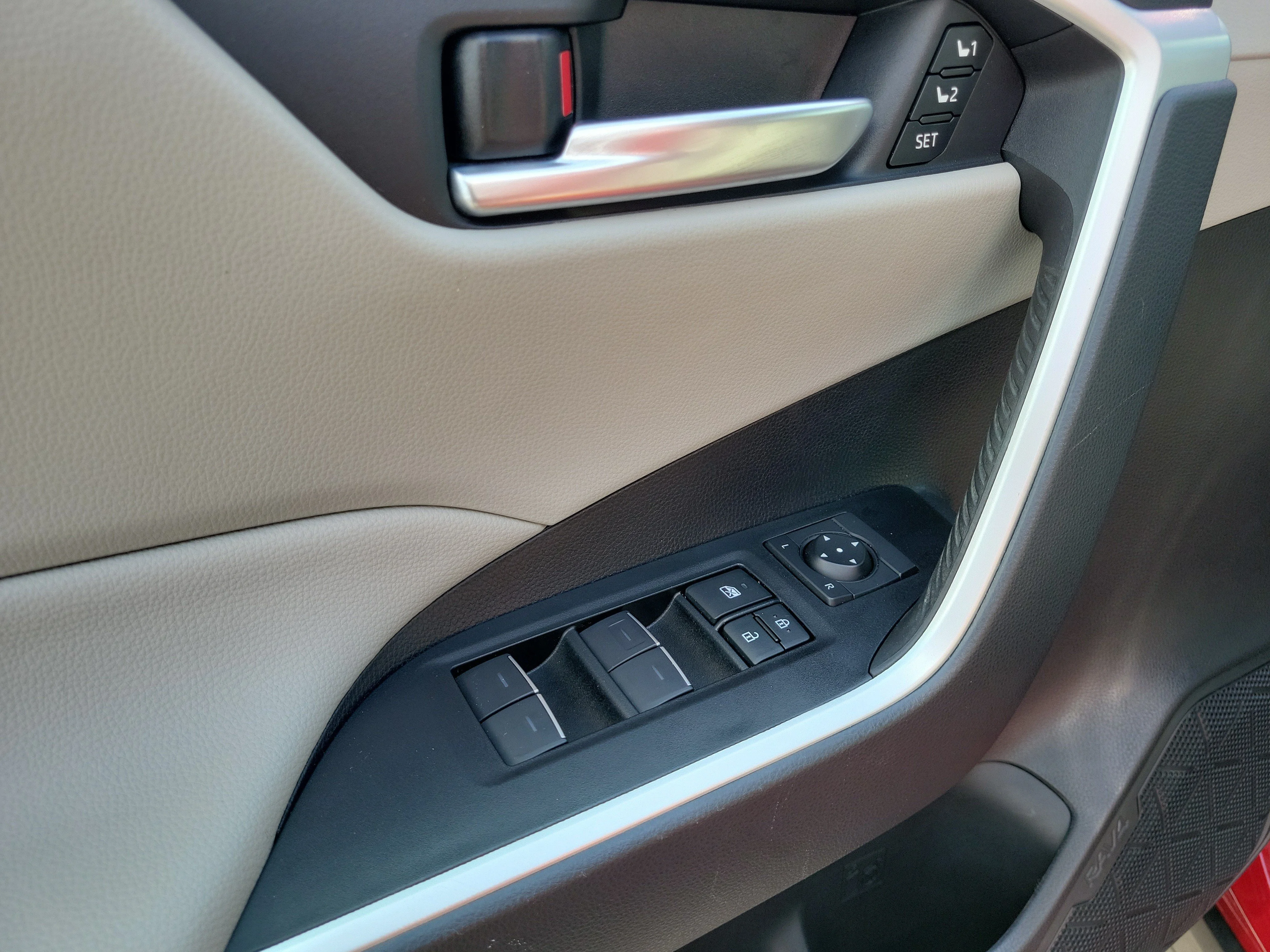 Used 2025 Pearl Toyota XLE Premium image 12