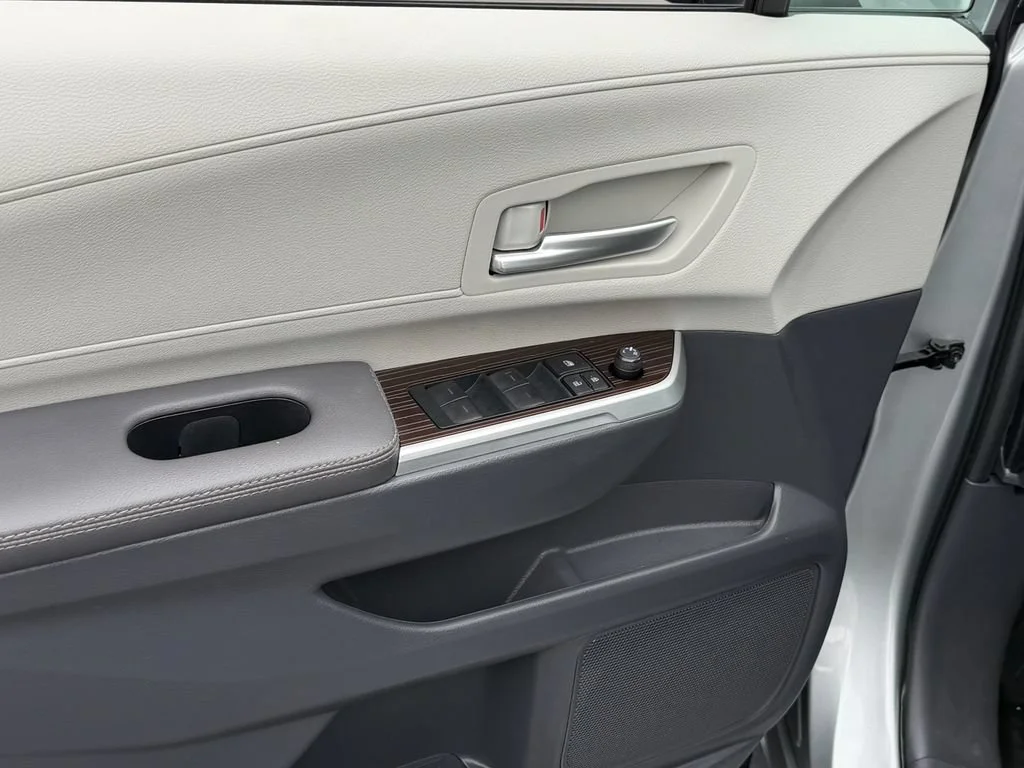 2024 Toyota Sienna XLE - Photo 20