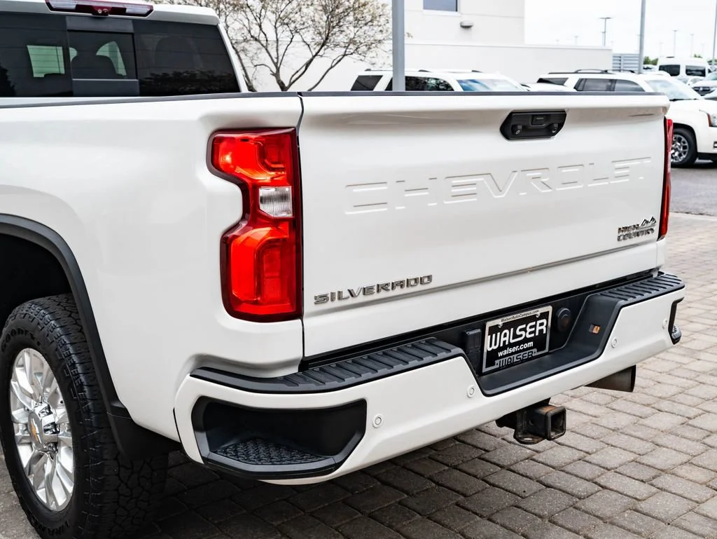 Used 2022 Iridescent Pearl Tricoat Chevrolet High Country image 17