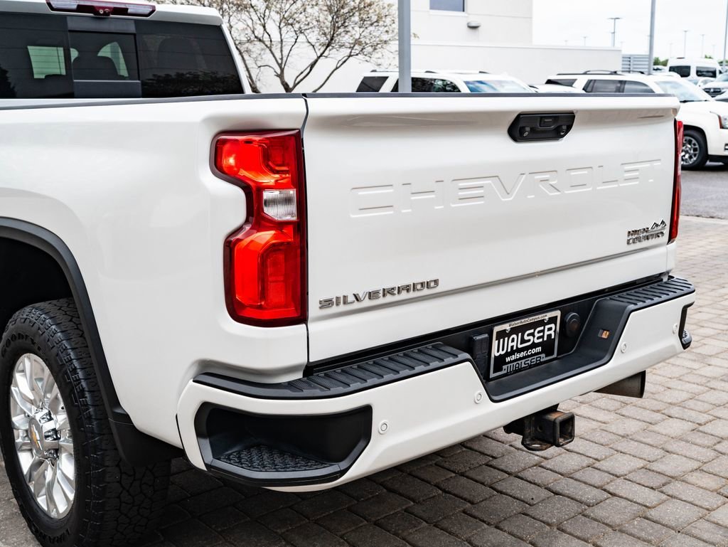 Used 2022 Iridescent Pearl Tricoat Chevrolet High Country image 17