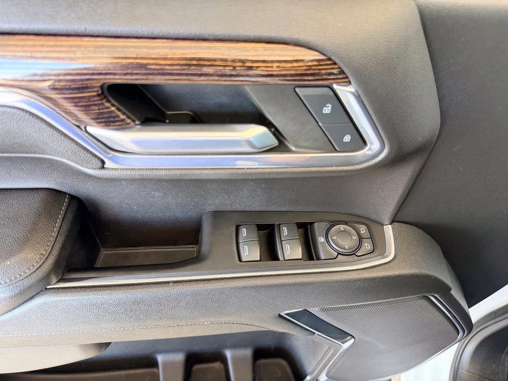 Used 2023 White GMC Elevation image 11