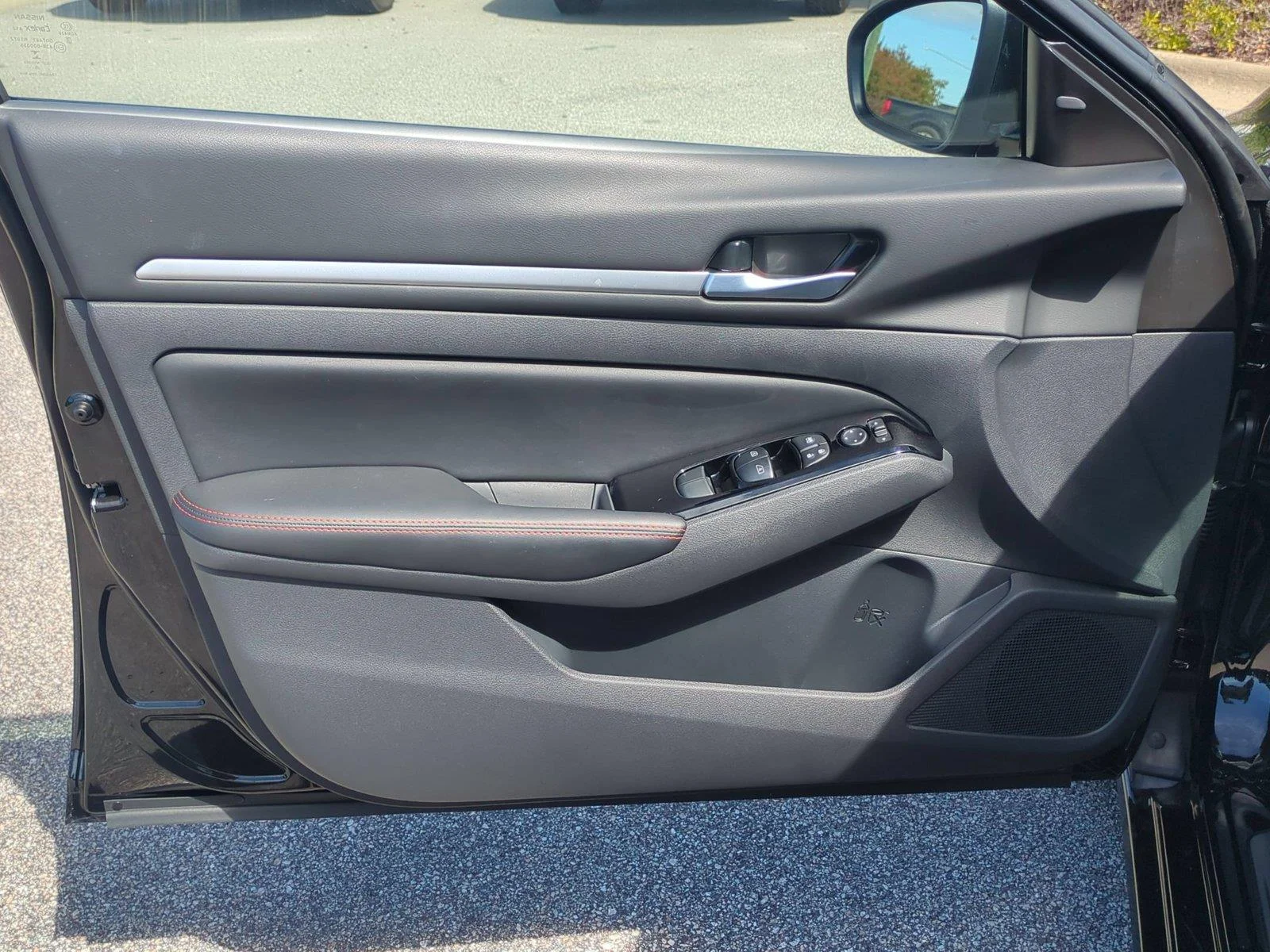 Used 2025 Super Black Nissan SR image 14